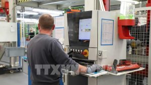 Nhân viên kiểm tra chất lượng sản phẩm tại TẬP ĐOÀN CƠ KHÍ CHÍNH XÁC MWG của Đức